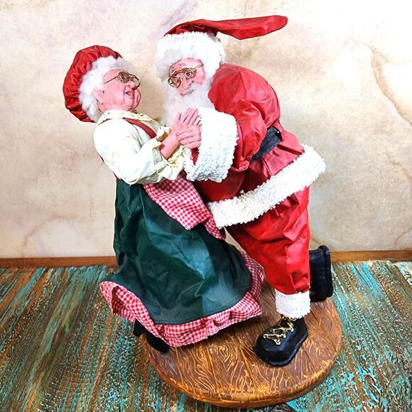 Vintage Terry's Village Papier Mache Dancing Santa Clause & Mrs Clause Figurines - Picture 7 of 8